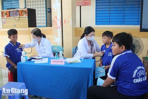 Khám bệnh, cấp thuốc, tặng quà cho 500 học sinh xã Tri Tôn