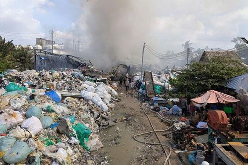 Cháy bãi phế liệu, nhiều hộ dân được hỗ trợ di dời tài sản