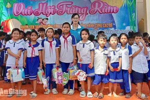 Tặng 622 phần quà cho trẻ em xã An Cư