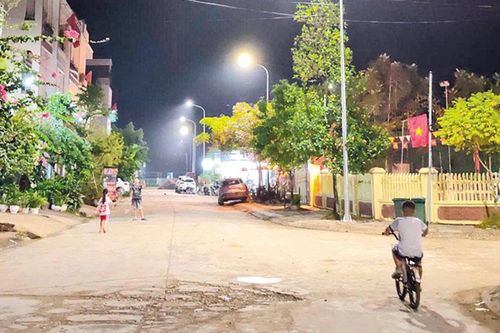 Đường làng lung linh ánh điện