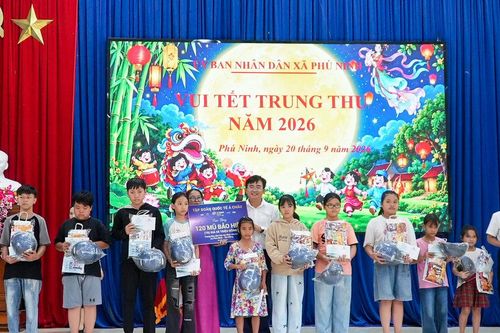 Xã Phú Ninh trao quà Tết Trung thu cho trẻ em có hoàn cảnh khó khăn