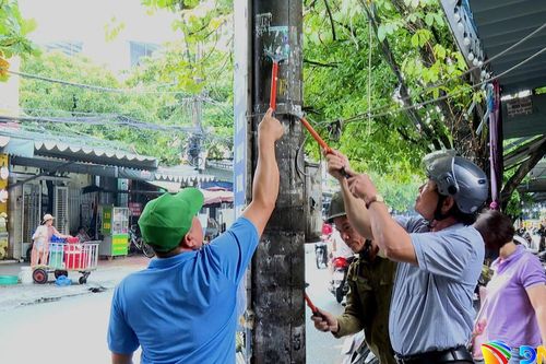 Phường Hòa Khánh ra quân xóa quảng cáo, rao vặt sai quy định