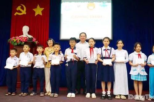 Đồng Tháp: Trao 418 suất học bổng cho học sinh có hoàn cảnh khó khăn