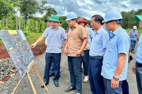 Phó Chủ tịch UBND tỉnh Nguyễn Hữu Quế kiểm tra các dự án giao thông trọng điểm