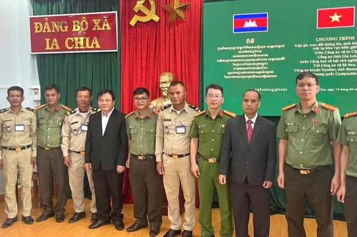 Công an xã Ia Chia tổ chức hội nghị phối hợp với Công an xã Sê San (Vương quốc Campuchia)