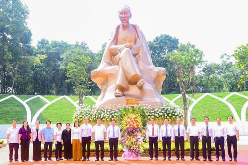 Lãnh đạo tỉnh Khánh Hòa dâng hương tưởng niệm các Vua Hùng và làm việc với Ban Thường vụ Tỉnh ủy Phú Thọ