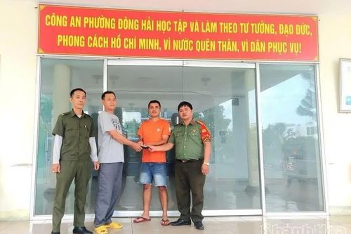 Nhặt được ví có gần 8 triệu đồng, người dân giao nộp cho công an tìm chủ nhân