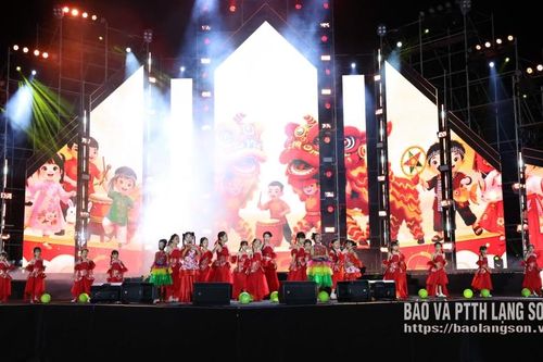 Sôi động chương trình nghệ thuật "Trăng sáng miền biên cương"
