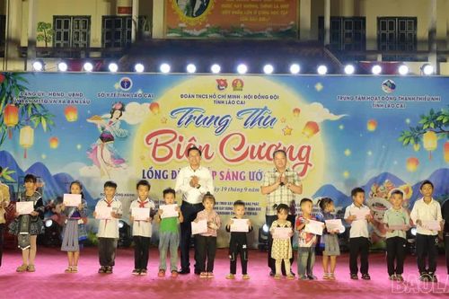 Nhiều phần quà ý nghĩa được trao tại chương trình "Đêm hội trăng rằm - Lồng đèn thắp sáng ước mơ"