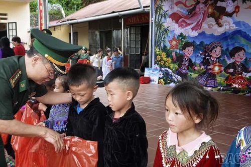 Lào Cai: Biên phòng chủ trì mang Trung thu ấm áp đến hơn 1.300 học sinh, hộ dân vùng biên