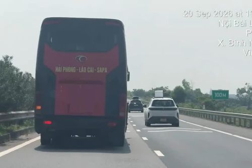 Xe khách chạy chậm ở làn trái cao tốc Nội Bài - Lào Cai bị xử phạt