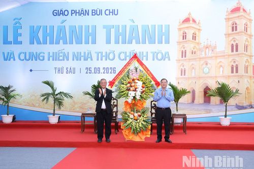 Đồng chí Phó Thủ tướng Thường trực Chính phủ Phạm Gia Túc thăm, chúc mừng Giáo phận Bùi Chu nhân dịp khánh thành Nhà thờ Chính tòa Bùi Chu
