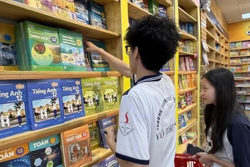 Thủ tướng chỉ đạo huy động tất cả các nguồn lực, cung ứng đầy đủ sách giáo khoa; khẩn trương nghiên cứu giảm tải chương trình giáo dục phổ thông