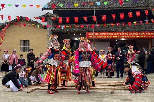 Làng Lô Lô Chải đón nhận Huân chương Lao động hạng Ba