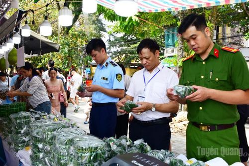 Ra quân kiểm tra an toàn thực phẩm dịp Lễ hội Thành Tuyên