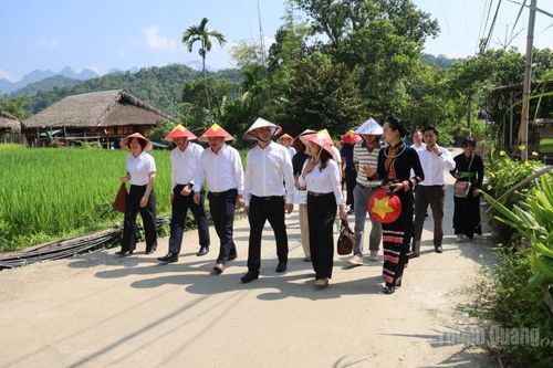 Khảo sát, kết nối phát triển du lịch giữa Tuyên Quang và châu Văn Sơn