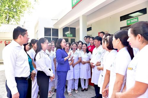 Phó Chủ tịch nước Võ Thị Ánh Xuân thăm, tặng quà tại Bệnh viện Phục hồi chức năng Hương Sen