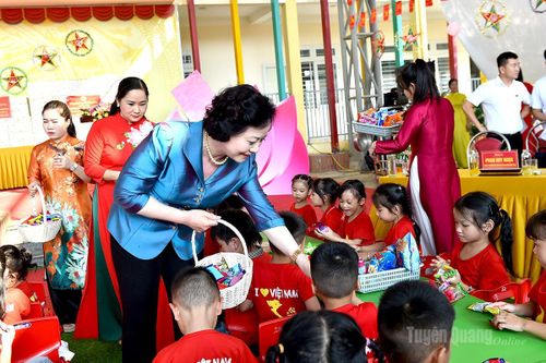 Phó Thủ tướng Chính phủ Phạm Thị Thanh Trà thăm, tặng quà thiếu nhi tại Tuyên Quang