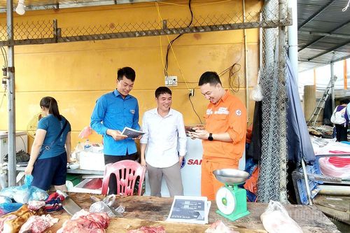Tuổi trẻ Hồng Thái đồng hành cùng người dân cài đặt ứng dụng EVN CSKH