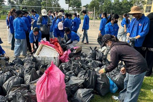 Hơn 200 tình nguyện viên ra quân thu gom rác khu vực Đại học Thái Nguyên
