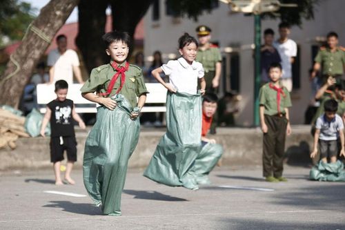 Sôi nổi Hội trại 'Trăng yêu thương - Nâng bước em đến trường'