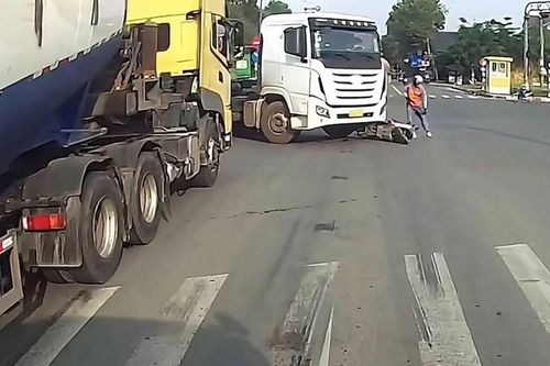 Dừng ngay trước đầu xe đầu kéo, người đi xe máy suýt mất mạng