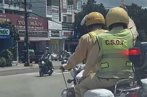 Gia Lai: CSGT mở đường đưa nạn nhân uống nhầm thuốc đánh đông mủ cao su đi cấp cứu
