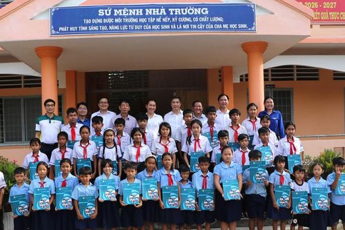 Học viện Tài chính trao học bổng cho học sinh hoàn cảnh khó khăn tại Vĩnh Long