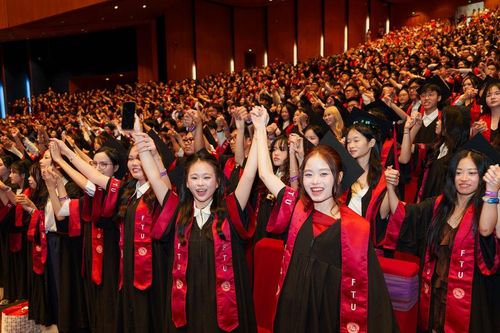 Trường Đại học Ngoại thương trao bằng tốt nghiệp đợt 2 cho hơn 1.700 sinh viên