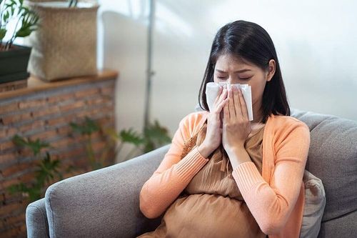 Giao mùa, vì sao nhiều người dễ ho, nghẹt mũi và đau họng?