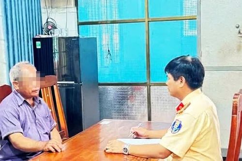 Xác minh xe tải vượt rào chắn đường sắt, lòi thêm vi phạm khác
