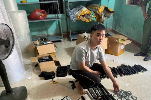 Bắt đối tượng mua gần 1 tấn dao, kiếm, bình xịt hơi cay qua mạng