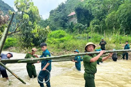 Sau sạt lở, Công an xã cùng người dân làm cầu tạm vượt suối