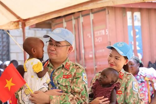Ấm áp hoạt động của đoàn bệnh viện dã chiến với trẻ em Juba, Nam Sudan