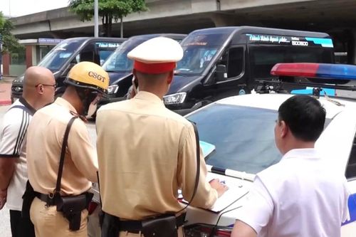 CSGT bí mật ghi hình, xử lý xe limousine vi phạm