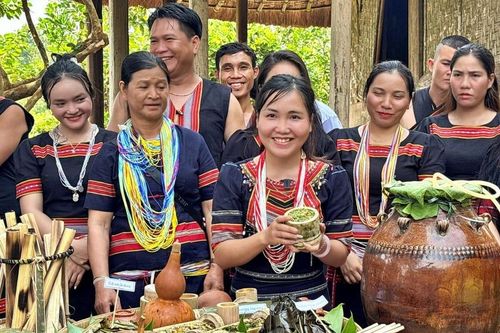 Hạt thóc đầy kho, rượu cần say đắm: Độc đáo Lễ 'Mừng lúa mới' của dân tộc Giẻ Triêng