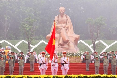 Tượng đài 'Bác Hồ với ngày hội non sông' tại Đền Hùng