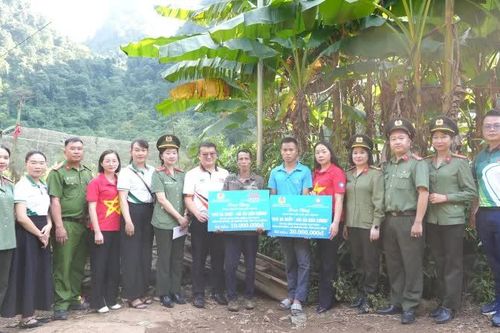Công an tỉnh hỗ trợ xây dựng 'Nhà ba nhất - Mái ấm biên cương' tại xã Quang Hán