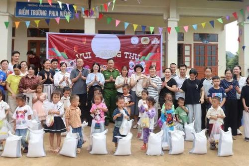 Chương trình Tết Trung thu tại Điểm trường Phia Viềng, xã Thông Nông