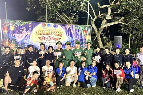 Đồn Biên phòng Đàm Thủy phối hợp tổ chức 'Trung thu yêu thương' cho thiếu nhi xóm Bồng Sơn