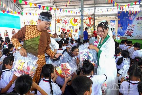 Mang Trung thu yêu thương đến trẻ em vùng biển