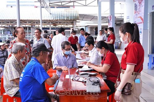 Hơn 400 người dân Sông Đốc được khám bệnh, cấp thuốc miễn phí