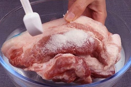 Rã đông thịt lợn đừng ngâm riêng với nước, thử 2 cách này vừa đơn giản lại nhanh, thịt đảm bảo tươi ngon