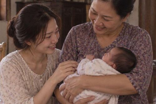 Bên trong hộp bánh dẻo chồng gửi về quê vô tình rơi ra một mảnh giấy, tôi mở ra xem mà lặng người