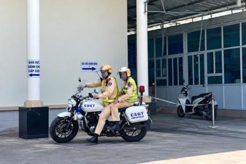 CSGT hỗ trợ mở đường đưa người uống nhầm hóa chất đi cấp cứu