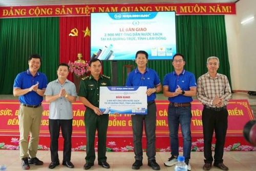 Lâm Đồng: Bàn giao ống dẫn nước, phục vụ việc kết nối nguồn nước về Đồn Biên phòng Đắk Dang