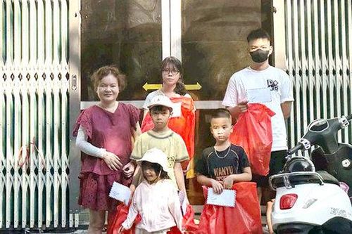 Trao quà Trung thu cho con em người khiếm thị tại Hà Nội