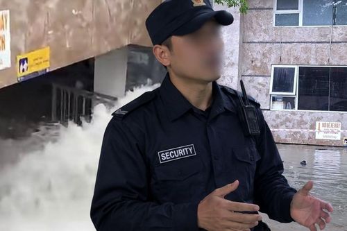 Nước mưa tràn xuống tầng hầm như thác, bảo vệ kể giây phút thoát thân