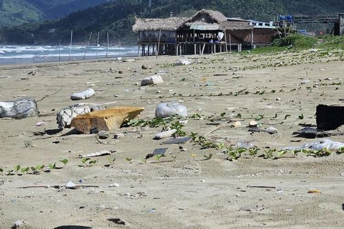 Cận cảnh bãi biển Lăng Cô nhếch nhác vì rác, hàng quán lấn chiếm