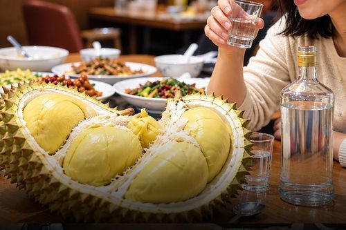 Người phụ nữ suy gan nặng sau khi ăn sầu riêng rồi uống rượu